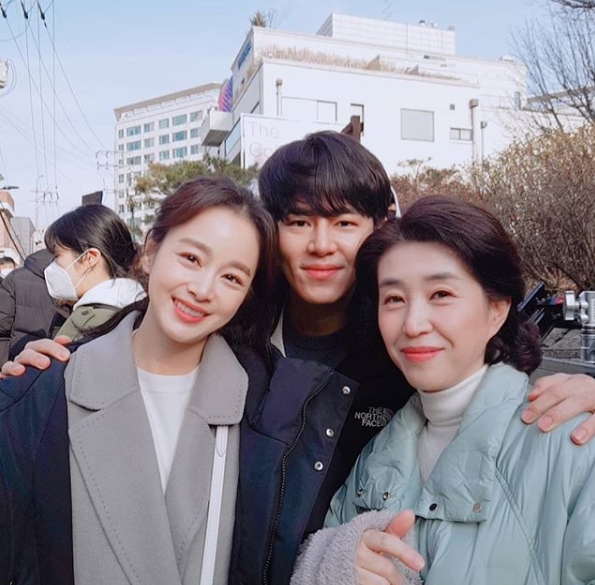 Actor Kim Mi-kyung returns to the set after Appendicitis surgeryKim Mi-kyung posted a TVN Saturday Drama High by, Mama shooting shot on personal SNS on March 25th.Kim Mi-kyung smiles with Lee Gyoo-hyeong (Ganghwa Station), Kim Tae-hee (Yuri Station) and shoulder comrades in the photo.Kim Mi-kyung, along with the photo, with the scene of the set: tempered glass, adding that she expressed her affection for Lee Gyoo-hyeong, Kim Tae-hee.Park Su-in