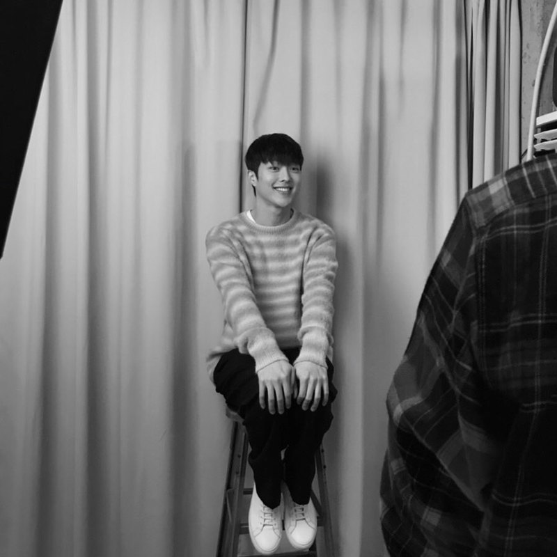 Jang Ki-yong reported the sunny current situation.Model and Actor Jang Ki-yong posted a picture on his Instagram on March 26 with an emoticon.In the photo, Jang Ki-yong is smiling brightly in a chair, boasting a handsome figure that also breaks through black and white, thrilling fans.han jung-won