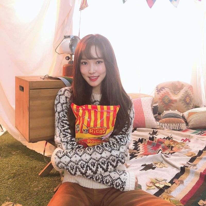 Group GFriend member Yuju boasted a pure beauty.GFriends official Instagram posted a photo on March 26 with an article entitled Old Photos.The picture shows Yuju smiling, hugging a bag of cookies. Yuju smiles brightly at the camera. Yujus innocent beauty catches his eye.delay stock