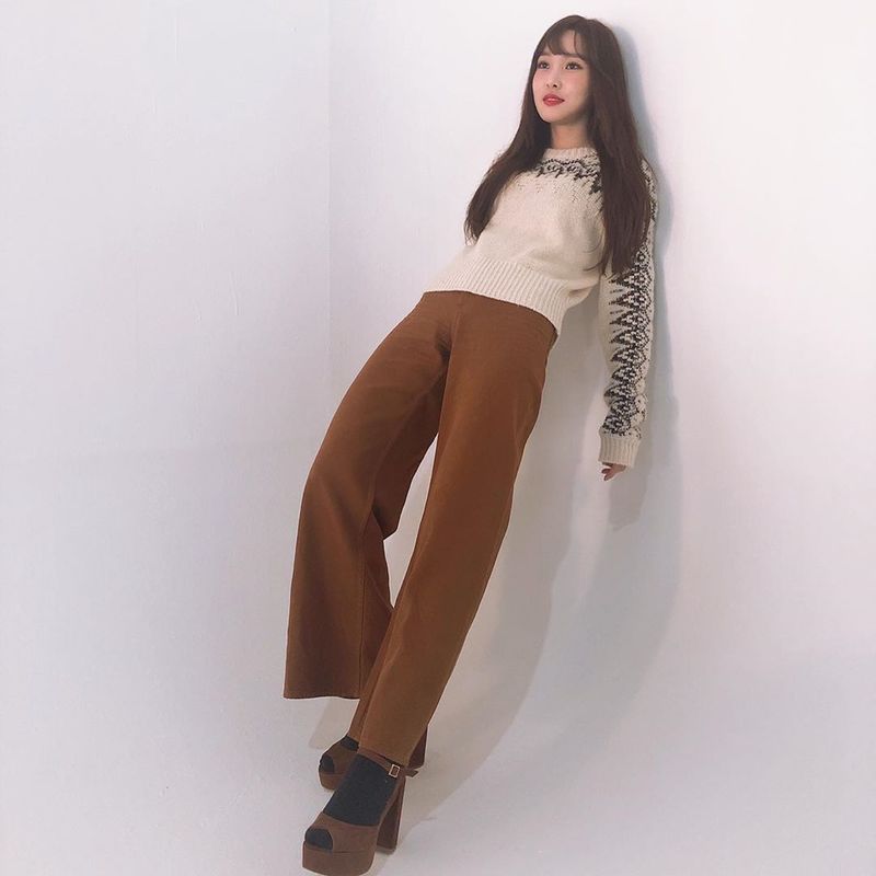 Group GFriend member Yuju boasted a pure beauty.GFriends official Instagram posted a photo on March 26 with an article entitled Old Photos.The picture shows Yuju smiling, hugging a bag of cookies. Yuju smiles brightly at the camera. Yujus innocent beauty catches his eye.delay stock