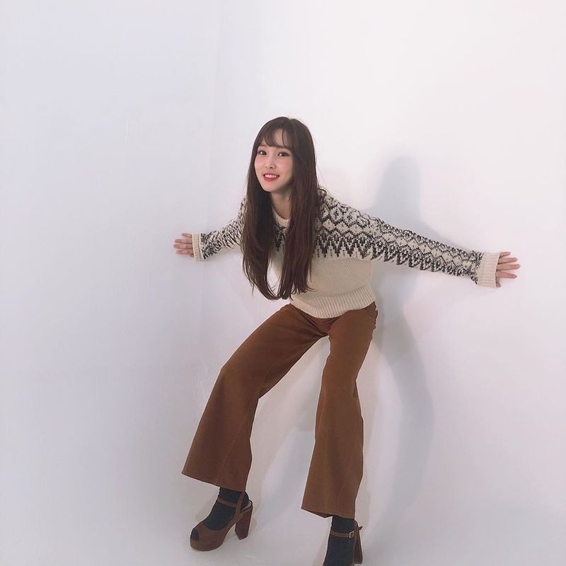 Group GFriend member Yuju boasted a pure beauty.GFriends official Instagram posted a photo on March 26 with an article entitled Old Photos.The picture shows Yuju smiling, hugging a bag of cookies. Yuju smiles brightly at the camera. Yujus innocent beauty catches his eye.delay stock