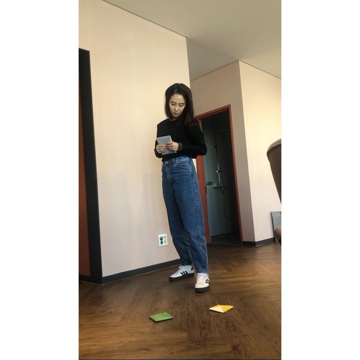 Actor Song Ji-hyo has released a video of the scab practice.Song Ji-hyo uploaded a clip to his personal Instagram on March 26, with the caption: Practice tickets on the Little Waiting Room.Song Ji-hyo in the video is wearing a black T-shirt and jeans and scabs; Song Ji-hyo continues to try but laughs because he cant pass the scab on the floor.Song Ji-hyo appeared with Actor Kim Moo Yeol in the 221th JTBC entertainment program Knowing Brother broadcast on March 14 and said that it is his advantage to be scabbed.Kim Moo Yeol gave a ticket to the viewers instead of Song Ji-hyo, who did not get a ticket well on the day.Choi Yu-jin
