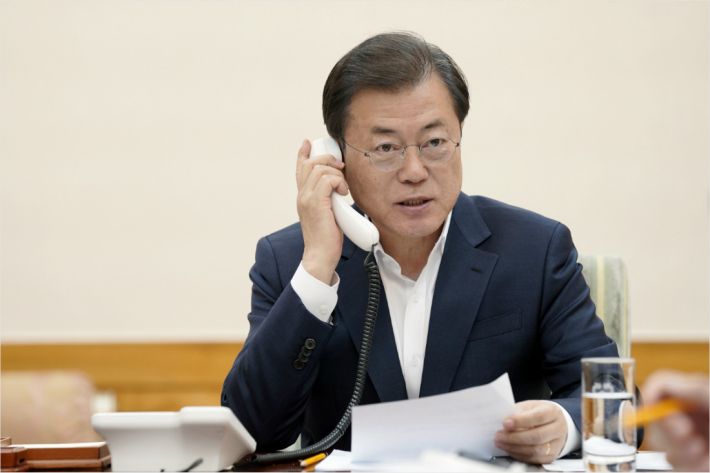 문 대통령, 캐나다 총리와 정상통화..코로나19 협력방안 논의