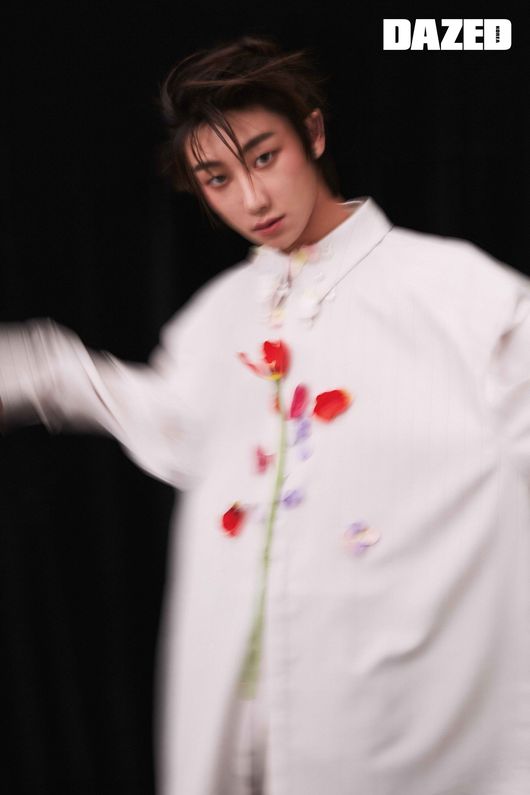 Xu Minghao, a member of the group Seventeen, showed off his face as a pictorial craftsman with an extraordinary aura.Xu Minghao released his first solo picture in the April issue of fashion magazine Daysed Korea on the 26th, and attracted those who have lavished another charm.In the photo, Xu Minghao added a sophisticated styling with a neat white shirt and a colored petal, and overwhelmed his gaze with a sharp look.In addition, Xu Minghao completed a sensual picture with a dynamic pose and a languid eye, and doubled the mysterious and dreamy mood by utilizing an object that maximizes the subtle charm under red lighting.In particular, Xu Minghao led the atmosphere of the filming scene with the excitement of the first solo picture, and it was the back door that inspired the admiration of the field staff with a gesture full of personality and unique concept digestion power.In an interview after filming, Xu Minghao said, I want to show all the expressions to my fans. I would be very proud if fans sympathize with me.The pictures and interviews that show Xu Minghaos trendyness can be found in the April issue of Daysd Korea.On the other hand, Seventeen, which belongs to Xu Minghao, will release Japans second single Fallin Flower on April 1.dazed korea