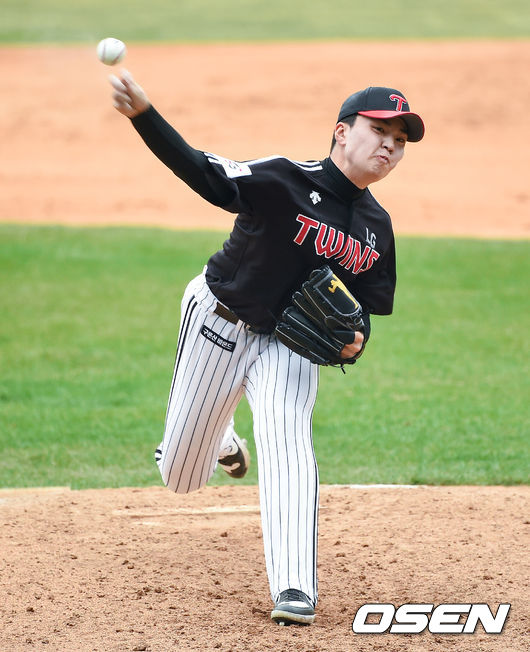 On the afternoon of the 26th, LG Twins own Cheongbaekjeon was held at Jamsil-dong-dong Stadium in Seoul.LGs Lee Min-ho is struggling in the bottom of the sixth inning.