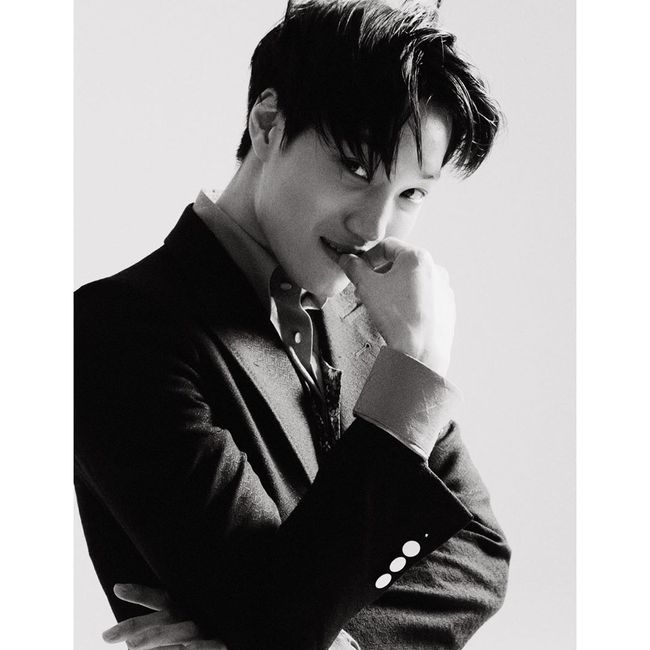 Luxury wore EXO Kai.On the afternoon of the 26th, EXO Kai posted a picture on his personal SNS.In the photo, Kai is wearing a suit that fits perfectly and smiles at the camera. He touches his lips with one hand and emits a unique attractive glance.Especially the fans who saw it said, You know you always cheer?, I want to see, I love you, I can only digest this clothes, Sexy and handsome and do everything and other comments are showing goodness to EXO Kai.On the other hand, EXO, which Kai belongs to, released its sixth regular album OBSESSION last November.EXO Kai SNS