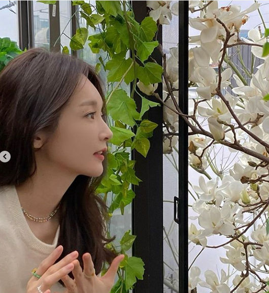 Female duo Davisi member Kang Min-kyung reported on the recent situation with Hwasa beautiful look that resembled flowers.Today, singer Kang Min-kyung posted a picture through personal SNS on the 26th.In the open photo, Kang Min-kyung is looking at the flowers that have just bloomed and looking at them as if they have been taken away, and the pure beautiful look that resembles flowers has caught the attention of fans.On the other hand, Kang Min-kyung, who made his debut with Davis and has been steadily loved for 11 years, released his first solo debut album Kang Min-kyung 1st album on the 27th of last month.A total of five songs were included, including the title song I Love You, Twenty Ends, which deals with the autobiographical story of Kang Min-kyung, SELFISH, which expresses me who is selfish in front of love, Tell Me in the acoustic pop genre with an impressive voice, and My Youth, which sang the pure days.Baek Ji-young SNS Capture