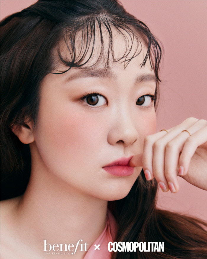 Benefit Cosmetics (benefits), a global makeup brand, unveiled a new beauty pictorial with Actor Kim Da-mi.Kim Da-mi, who is working as Benefit Cosmetics Muse, filmed a picture in spring 2020 with Cosmopolitan and has recently released a new charm that was not seen in the popular JTBC Itaewon Clath.Kim Da-mi completed a neutral color makeup based on her signature image, a chic mood.Add a subtle color to both cheeks, express the eyelids without double eyelids with shaded makeup more deeply, and add vitality to the lips to further enhance the perfection of natural makeup.In another picture, she showed a stylish charm by digesting pink blouse and cute curling hair with Kim Da-mis unique personality.Kim Da-mi overwhelmed the shooting with his own atmosphere even in the blusher pictorial concept, which is changing every minute enough to overshadow the modifier of the face of the cloth, and showed a professional appearance that monitors the scene carefully instead of taking a rest in the middle of shooting.The products used in this picture can be found at Benefit Cosmetics nationwide stores and online malls.