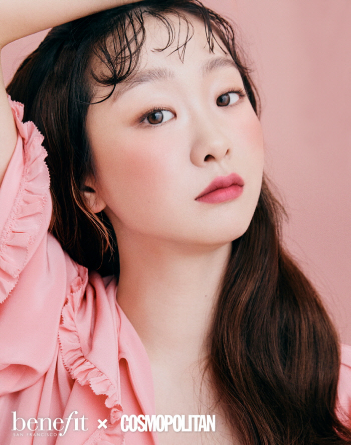 Benefit Cosmetics (benefits), a global makeup brand, unveiled a new beauty pictorial with Actor Kim Da-mi.Kim Da-mi, who is working as Benefit Cosmetics Muse, filmed a picture in spring 2020 with Cosmopolitan and has recently released a new charm that was not seen in the popular JTBC Itaewon Clath.Kim Da-mi completed a neutral color makeup based on her signature image, a chic mood.Add a subtle color to both cheeks, express the eyelids without double eyelids with shaded makeup more deeply, and add vitality to the lips to further enhance the perfection of natural makeup.In another picture, she showed a stylish charm by digesting pink blouse and cute curling hair with Kim Da-mis unique personality.Kim Da-mi overwhelmed the shooting with his own atmosphere even in the blusher pictorial concept, which is changing every minute enough to overshadow the modifier of the face of the cloth, and showed a professional appearance that monitors the scene carefully instead of taking a rest in the middle of shooting.The products used in this picture can be found at Benefit Cosmetics nationwide stores and online malls.