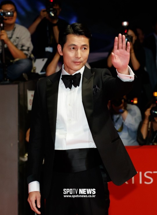 Actor Jung Woo-sung, a Goodwill Ambassador to the United NationsRefugee Organization, said, We will understand and solidarity with the pain of Refugees that even Self-Quarantine can not Choices in a difficult situation with COVID-19.Jung Woo-sung said on his 26th day instagram, Everyone is having a hard time due to corona virus infection.There are some people who are hard due to isolation, but some people have to go to work with anxiety. He said, As a community of humanity, we must coexist with the power of people and people for members who are in a difficult situation than ourselves, transcending race, religion, political ideology and nation. We must achieve human symbiosis beyond generations, jobs, culture, difference and difference. He said.Jung Woo-sung said, As a goodwill ambassador for the United NationsRefugee organization, I also think about those who have suffered from COVID-19. Those who are forced to evacuate due to civil war even when they have to refrain from movement and contact, Even f-Quarantine recalls a lot of people who can not even Choices, he said calmly.Finally, he is working as a goodwill ambassador for the United NationsRefugee Organization, so he mentioned the Refugees and urged interest in them.Jung Woo-sung added: When we all understand each others pain and we are united on that understanding, we can overcome this difficult situation; we can overcome it.Jung Woo-sung, who has been a goodwill ambassador for the United NationsRefugee Organization since 2015, published the United NationsRefugee Organization Goodwill Ambassador Activator If You Can See What I See in June last year in commemoration of World Refugee Day.Through this book, he told the stories of those who met and talked about the problem of Refugee every year since 2014 in the overseas Refugee village.Jung Woo-sung, who has been constantly appealing for the refugees, recently donated 100 million won to prevent the spread of COVID-19, and left a message of appreciation to the medical staff.Here is a special text posted by Jung Woo-sung on his Instagram:Everyone is having a hard time with coronavirus infections; some people have difficulty with isolation, while others have to continue to work at the risk of anxiety.As a community of humanity, we must coexist with the power of people and people for members who are in a difficult situation than ourselves, transcending race, religion, political ideology, and country.We must achieve human symbiosis across generations, jobs, cultures, differences and differences.I also think of those who have suffered from COVID-19 as a Goodwill Ambassador to the United NationsRefugee Organization.Even in situations where movement and contact must be refrained, people who are forced to take refuge in a civil war that continues, people who cannot be with their families in an unstable situation due to the spread of COVID-19, and many people who can not even Choices in a dense Refugee village.We can all overcome this difficult situation when we understand each others pain and we are united on that understanding.=