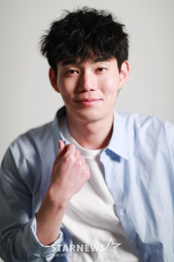 Actor Ryu Kyong-su (28) showed confidence in Park Seo-joon (32), who played an active role in JTBCs gilt drama Itaewon Clath (playplayplay Gwangjin, directed by Kim Sung-yoon and Kang Min-gu).Ryu Kyong-su had a drama ending interview on the 26th.I am very careful and I have a great heart to respect my opponent, said Ryu Kyong-su, who played the role of Choi Seung-kwon, a member of the Danbam Hall staff, on Park Seo-joon,This is the third time that Ryu Kyong-su and Park Seo-joon have appeared in the same production, following the films Youth Police (2017) and The Lion (2019).I did not meet Park Seo-joon many in the two movies before, but I knew it.I bumped into it briefly, but my brother remembered it, he said. I thought it was a good thing. He added, I was very close to my brother while shooting Itaewon Clath. I think I have been willing to my brother like the relationship between the new and the winning.This is the second relationship with Yoo Jae-myung (47), who showed his presence in disassembly as Jang Dae-hee, chairman of the restaurant company Jangga, after Drama Confession (2019).Ryu Kyong-su said, You have a lot of knowledge and deep thoughts to talk with your seniors and listen to them. I am a senior who has a lot to learn.On the other hand, Itaewon Clath is a work that depicts the hip rebellion of youths who are united in an unreasonable world, stubbornness and popularity.The last episode broadcast on the 21st was loved by the audience rating of 16.5% based on Nielsen Korea paid households.JTBC Golden Drama Itaewon Clath Choi Seung-kwon