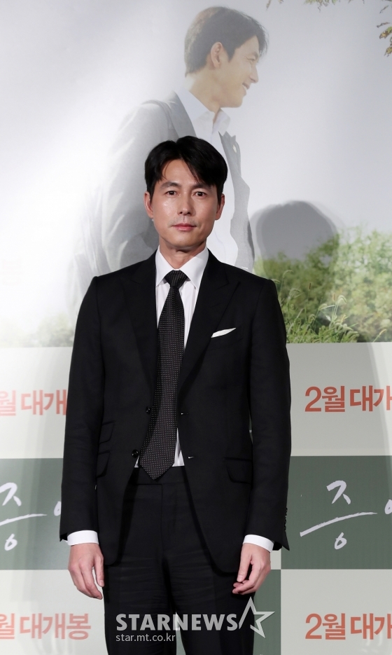 Actor Jung Woo-sung cheered everyone who had a hard time with a new coronavirus infection (COVID-19).Jung Woo-sung wrote on his 26th day in his instagram that everyone is having a hard time due to coronavirus infection.Jung Woo-sung said, While there are hard people due to the separation, there are some people who have to go to work at the expense of Anxiety. As a community of humanity, we must coexist with the power of solidarity of people and people for members who are in a difficult situation beyond race, religion, political ideology and nation.We must achieve a whole human symbiosis beyond generations, jobs, culture, differences and differences. Jung Woo-sung said: As United Nations High Commissioner for Refugees Goodwill Ambassador, I also think about those who have suffered from COVID-19.We think of people who are forced to take refuge in civil wars that continue in situations where movement and contact are not necessary, people who can not be with their families in anxiety situations due to the spread of COVID-19, and many people who can not even choose self-price in dense refugee camps.We can get through it, he added.The United Nations High Commissioner for Refugees poster, posted by Jung Woo-sung, said: Everyone should be protected from the corona virus.The same is true of refugees, the article reads.Jung Woo-sung has contributed 100 million won to prevent the spread of COVID-19.