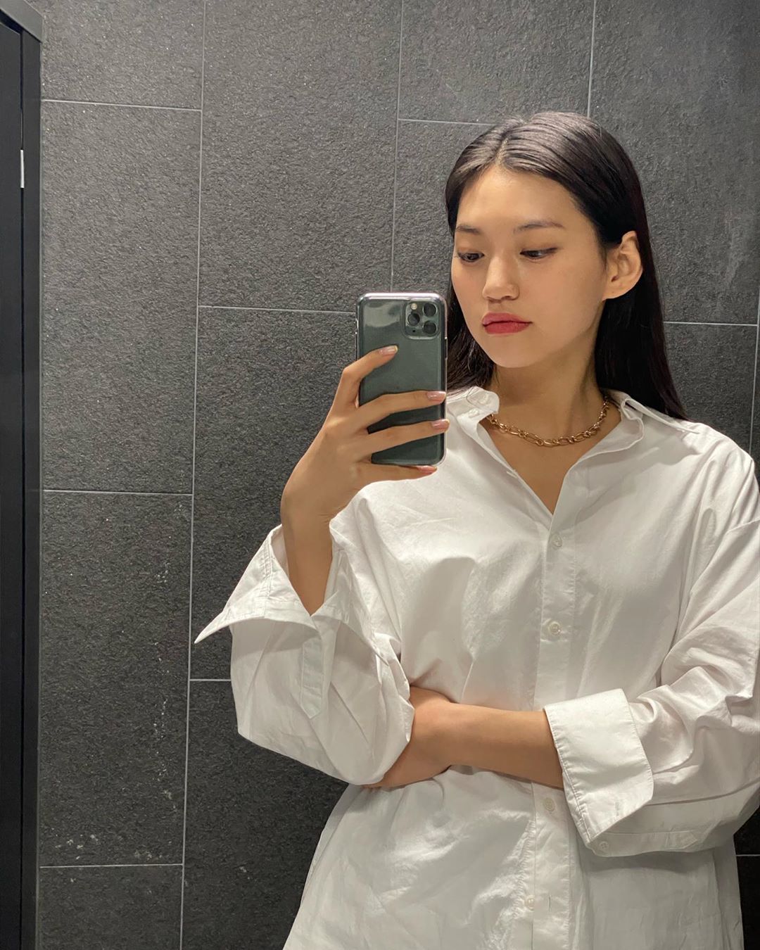 Girl group Weki Meki Kim Do-yeon showed off her chic charm in a white shirt.Kim Do-yeon posted a photo on his Instagram on Wednesday.Kim Do-yeon in the photo is wearing a white shirt with long straight hair and taking a mirror selfie with cellphone. Kim Do-yeon looking at cellphone is chic.Eyes resembling cats and sleek jawlines also attract attention.The fans responded in various ways such as I tore out the magazine, I am pretty sister, I will call you sister, Sick idol.Meanwhile, Weki Meki, which Kim Do-yeon belongs to, released the digital single Dazzle Dazzle (DAZZLE DAZZLE) last month.Photo Kim Do-yeon SNS