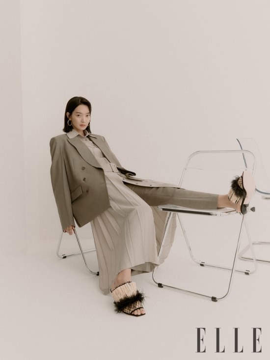 Actor Shin Min-a has graced the April issue of Elle.Elle recently met Shin Min-a, who is filming the movie Vacation.She is a representative female actor, Shin Min-a, who is inspired by women as a fashion icon with a healthy and natural beauty.Appearing on the set with a single-headed head, she stood in front of the camera, taking advantage of her charm as it is, instead of her exaggerated style.In an elegant and modern atmosphere, Shin Min-a used a prepared chair to enrich the image with various attitudes and expressions.Shin Min-a, like a fashion icon, has completed a look that can stimulate women by digesting various styles of shoes such as biker boots, platform sandals, and flat shoes in various fashions.Fashion stickers who do not miss the tension until the tip of their feet even when they are standing, and pictures of Shin Min-as charm can be found in the April issue of Elle and the Elle website.Photo: Elle