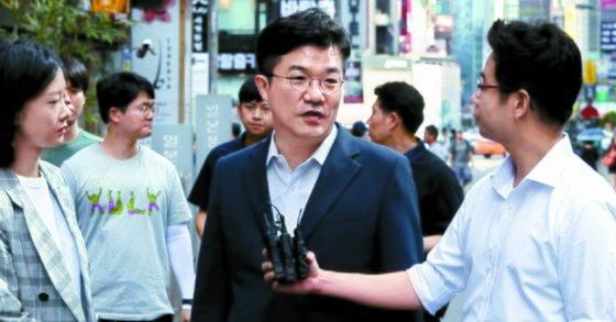 송인배 당시 청와대 정무비서관이 2018년 8월 12일 드루킹특검 사무실로 참고인 조사를 받기 위해 출석하며 기자들의 질문을 받고 있다. [연합뉴스]