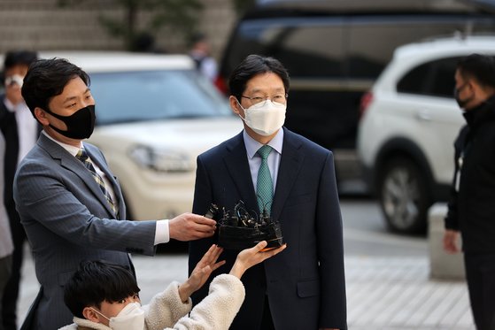 김경수 경남도지사가 지난 24일 서울고등법원에서 열린 '드루킹 댓글조작' 관련 컴퓨터 등 장애업무방해 등 항소심 공판기일에 출석하며 취재진의 질문에 답하고 있다. [뉴스1]