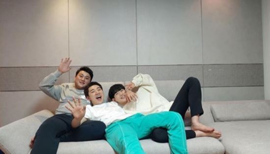 Ahn Sung-hoon released a photo taken with Kim Ho-joong and Younggi through the official SNS channel on the 27th.Kim Ho-joong, Younggi and Ahn Sung-hoon in the photo boast a natural appearance on the sofa, and they are also emitting a brother-like chemistry with a bright expression.In particular, Ahn Sung-hoon said, I entered Seoul safely. I am so happy and happy that the three brothers will live together with Young-gi and Ho-jung.We will show you a wonderful picture by living hard with our three brothers. Previously, Ahn Sung-hoon and Kim Ho-joong, Young-gi received a lot of attention and love from the public with their various charms and exciting Mr. Trot in TV CHOSUN Tomorrow is Mr Trot.