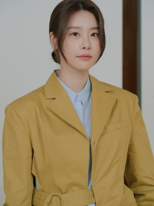 Night camera has confirmed the appearance of Kim Eun-sooks next SBS The King - The Lord of Eternity.The new gilt drama The King - The Lord of Eternity is a romance drama drawn through the collaboration of Yi Gwa (the Lee Gwa) type Emperor of the Korean Empire who wants to close the door (the door) to the devil and Moon-gwa (the door) type South Korea criminal Jung-tae who wants to protect someones life, people, and love.Night camera stars as psychiatrist Cho Hae-in in the drama.Night camera is a sports announcer Kim Young-chae who has a lot of fire for coverage in his previous work Stobrig, and in the web drama Bureung Burung Chollima Mart, he proved the possibility of being an actor by decomposing the character as Jenny, a security officer of Korean automobiles.Night camera that repeatedly worries about every work to draw the character given to oneself authentically.As he joined Kim Eun-sooks new work by winning the role himself through the audition process, many expectations are gathered in the Night camera, where he is growing up as an actor, how he will draw the Jo Hae-in character in The King - Eternal Monarch.The King - Eternal Monarch wrote Dokkaebi and Mr. Sunshine, and it was the next work of Kim Eun-sook, a hit maker representing South Korea in good faith.Here, director Baek Sang-hoon, who has been recognized for his sensual production ability as Secret, Huayu – School 2015 and Suns Descendants, and director Jung Ji-hyun, who has been attracting attention as a sophisticated visual beauty through WWW, are more curious about the synergy to be introduced.Meanwhile, The King - Eternal Monarch will feature Lee Min-ho, Kim Go-eun, Woo Do-hwan, Kim Kyung-nam and Jung Eun-chae, and will be followed by the first broadcast in April following Hiena.hwang hye-jin