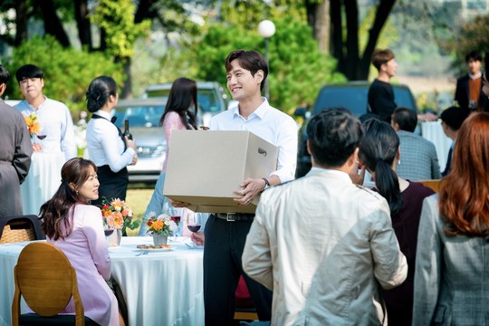 The perfect world of Wedmans World Kim Hee-ae and Hae-jun Park faces the cracks at the moment when they should be happiest.JTBC Studios first original gilt drama World of Couples (directed by Mo Wan-il/playplayplay Joo Hyun) unveiled the scene of Lovers Vanisheds tense birthday ahead of its first broadcast on March 27.The mixed feelings of Sun Woo (Kim Hee-ae) and Lee Tae-oh (Hae-jun Park), who enjoys happiness at the center of the party prepared by his wife, predict the World of the Couple that will be stirred from the first episode.The couples World, based on the BBCs best-selling film Doctor Foster, tells the story of a couples love that was believed to be love, breaking down into a whirlwind of emotions as betrayal broke.The intense world of the couple who tighten their necks with the effort to die in an explosive affection is drawn densely.The meeting between director Mo Wan-il and Kim Hee-ae, who have been recognized for their elaborate and sensual production that pursues the essence of emotion through Misty, makes another syndrome foreshadow.Joo Hyun, who has a good idea of ​​detailing the inside of the character, wrote the play and wrote the writer of the writer, Line Kang Eun Kyung, and completed the dream team.Kim Hee-ae, Hae-jun Park, Park Sun-young, Kim Young-min, Lee Gyeung-young, and Kim Seon-Kyeong lead the breakup drama as a problematic couple, and acting actors Chae Kook-hee, Han So-hee, Shim Eun-woo and Lee Hak-joo add strength.Sun Woo and Lee Tae-oh, who are crossing happiness and despair in the photo released on the day, stimulate curiosity.Lee Tae-ohs birthday party, Lee Tae-oh, where alpine neighbors gather together, is enjoying happiness with a bright smile.The party, which even attended the Lee Gyeung-young and Kim Seon-Kyeong couples who had the power and power of the region, makes us guess what the reputation of Sun Woo and Lee Tae-oh was.Sun Woo and Lee Tae-oh, who were the perfect couple everyone envied, but Sun Woo, who had prepared the party, is in a terrible despair.What Sun Woo has in shock is Lee Tae-ohs cell phone.The suspicion that began with a hair on her husbands muffler begins to devour the world of the solid Sun Woo.Sun Woo, who walks calmly and elegantly toward the scene of the party in the ensuing photo, has no distraction, but the scissors day hidden behind his back shines sharply and creates tension of Lovers Vanished.It amplifies the curiosity of what the suspicion and anxiety that caused the cracks by digging into the world of Ji Sun Woo and Lee Tae-oh.The couples World is a buzz from the first broadcast: Sun Woo, a self-made family medicine specialist, and Lee Tae-oh, who expresses his love for his wife, are envious of everyone.It was from Sun Woo, a tranquil family, her husbands unwavering love, her son who lived up to expectations, and her status and reputation in the community.But little anxiety engulfs her solid routine at once.Sun Woo, who discovered a cherry-flavored lip balm in Lee Tae-ohs outerwear, who had been on a business trip in the trailer, was revealed to be suspicious of not passing an orange hair in a muffler.As perfect as it was, the minor cracks also become a huge fire that will burn the couples World.Sun Woo and Lee Tae-ohs World, which started tug-of-war between truth and secret, reveal their unrelenting people on their first broadcast today (27th).bak-beauty