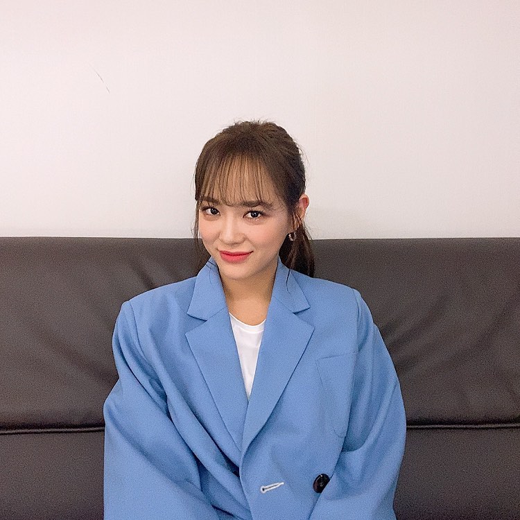 Group Gugudan member Sejeong showed off her innocent beauty.Gugudans official Instagram posts a photo of Sejeong on March 27.The picture featured Sejeong in a blue oversized suit, which added a mature charm to her ponytail hairstyle.Sejeongs disappearing small face size and distinctive features make her look more beautiful.The fans who responded to the photos responded such as It is so beautiful, It is fresh and The fatigue seems to melt.delay stock