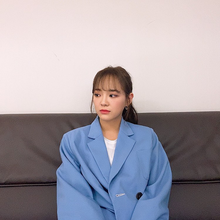 Group Gugudan member Sejeong showed off her innocent beauty.Gugudans official Instagram posts a photo of Sejeong on March 27.The picture featured Sejeong in a blue oversized suit, which added a mature charm to her ponytail hairstyle.Sejeongs disappearing small face size and distinctive features make her look more beautiful.The fans who responded to the photos responded such as It is so beautiful, It is fresh and The fatigue seems to melt.delay stock