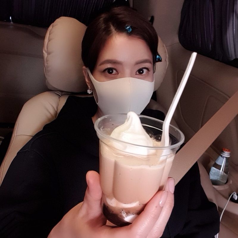 Actor Yoon Se-ah carried Affogato and gave off a pretty, cool Sister Force.On March 27, Yoon Se-ah posted a picture on his personal instagram with an article entitled It was cold and hot. Ice cream job.In the photo, Yoon Se-ah holds a plastic cup containing Affogato, a kind of dessert that pours coffee into Ice cream.Yoon Se-ah played the role of Noh Seung-hye in the 2019 JTBC drama SKY Castle, revealing the neatness of the model and the cute charm behind it.Yoon Se-ah appeared in the TVN drama I Melt Juo and showed Actor Ji Chang-wook and his sad melodrama.Choi Yu-jin