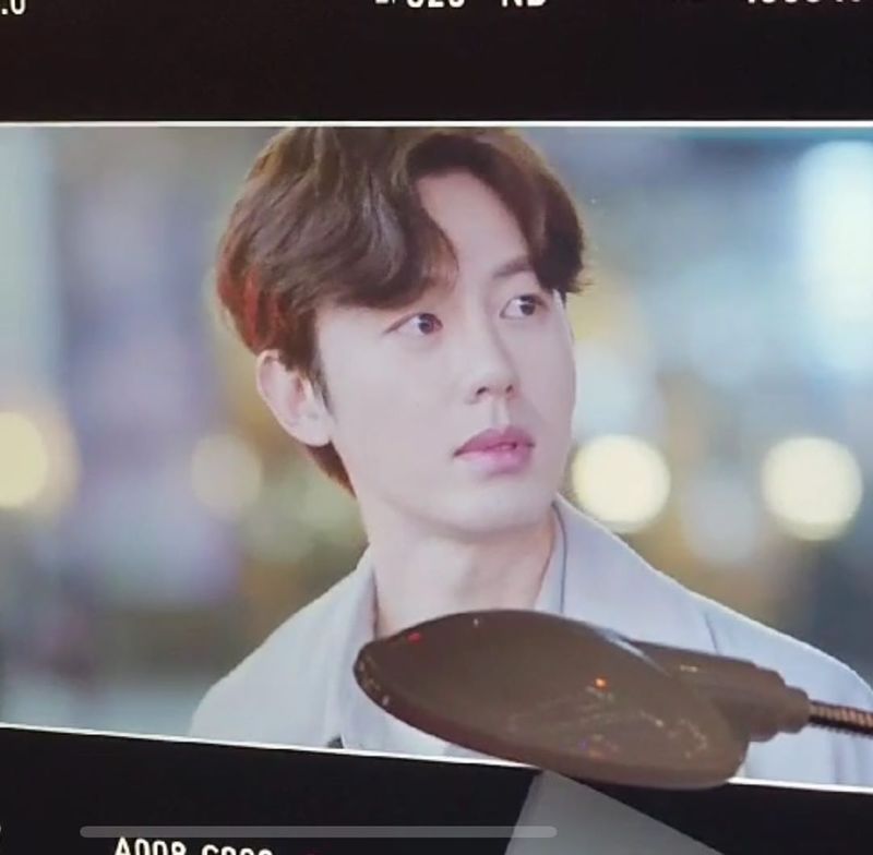 Actor Lee Ji-hoon is concentrating on shooting Dramas with warm visuals that shake his emotions.Lee Ji-hoon posted a picture on his personal instagram on March 27 with an article entitled I want to eat with you for dinner. In the photo released by Lee Ji-hoon, he is on the shooting screen.Lee Ji-hoon in the screen naturally handed his head to both sides and showed his good appearance.Choi Yu-jin