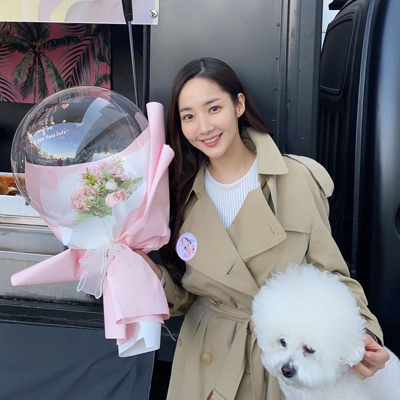 Actor Park Min-young has released a photo of the gift certificate received from fans.Park Min-young told his Instagram on March 27 that Spring was coming and the village of Bukhyeonri was busy with the cloning.I was so happy because of my fans while I was crying and laughing, and I really appreciate it, Im sorry and I love you. You know, my heart?The picture shows Park Min-young with a bouquet of flowers; Park Min-young smiles brightly at the camera.Park Min-youngs untidy white-oak skin and distinctive features make the clean beautiful look more prominent.The fans who responded to the photos responded such as It is so beautiful, My sister Beautiful looks are crazy and It is really innocent.delay stock