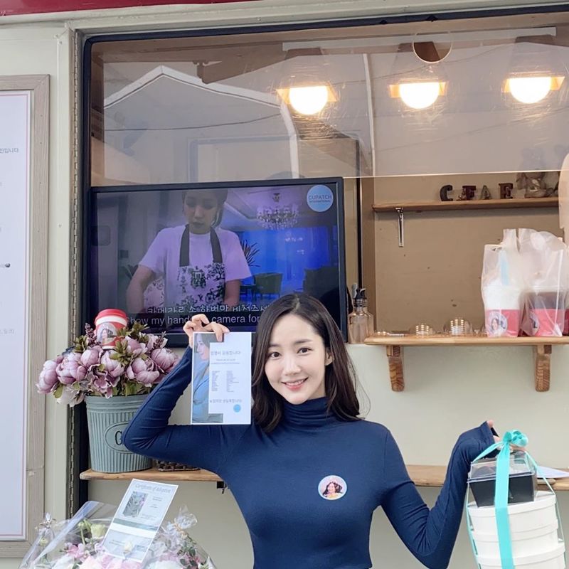 Actor Park Min-young has released a photo of the gift certificate received from fans.Park Min-young told his Instagram on March 27 that Spring was coming and the village of Bukhyeonri was busy with the cloning.I was so happy because of my fans while I was crying and laughing, and I really appreciate it, Im sorry and I love you. You know, my heart?The picture shows Park Min-young with a bouquet of flowers; Park Min-young smiles brightly at the camera.Park Min-youngs untidy white-oak skin and distinctive features make the clean beautiful look more prominent.The fans who responded to the photos responded such as It is so beautiful, My sister Beautiful looks are crazy and It is really innocent.delay stock