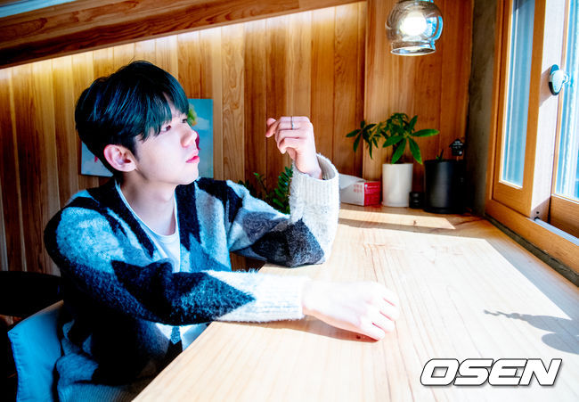 Singer H chicken sent a love call to EXO Baekhyun, who is a big favorite in the music industry and unique tone.H chicken recently met at a cafe in Naja-dong, Jongno-gu, Seoul and confessed to stories about collaboration, feature, and Lee Su-hyun who wants to work with other singer-songwriters.H chicken, who is writing Myth of Reverse Running as JTBC Itaewon Class OST start which finished with the highest audience rating of 16.5% on the 21st.He has become a Lee Su-hyun, which is attracting attention from overseas such as China and Vietnam beyond various domestic music charts.In particular, H chicken gives a warm impression to listeners by participating in lyrics, compositions, and arrangements, such as realistic lyrics, melodies that encourage comfort and courage.He expanded his musical spectrum for each album and joined the ranks of big singer-songwriters.Therefore, there are often requests from other famous singer-songwriters to collaborate.H chicken said, I heard a lot of people saying that they are listening to music across the street. I am always open to writing songs for others or to collaboration.There are cases where I want to get closer first, he said.H chicken was the first to point to DPR LIVE (Dipial Live), who said: I think there is a distinct worldview of Himself, although it is different in color from me.I wonder how he will work, he said.In addition, H chicken said, I like the voice of EXO Baekhyun.I thought that the music genre that you want to do may be in line with me. I want to give you a song or work with you. On the other hand, H chicken will release a new single album A song for you at 6 pm today (27th) through various online music sites.DB