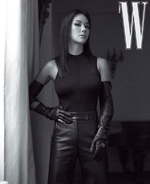 Actor Eom Jeong-hwa exploded his charisma through a picture.Uhm Jung Hwa released a picture with magazine W Korea on his SNS on the 27th.In the photo, Uhm Jung-hwa showed intense charm with black costumes and intense makeup, and in another photo, she showed a lonely aspect wearing a white Dress.The various charms of Actor Uhm Jung Hwa were shining through the picture.Uhm Jung-hwa is about to release the movie OK! Madame this year