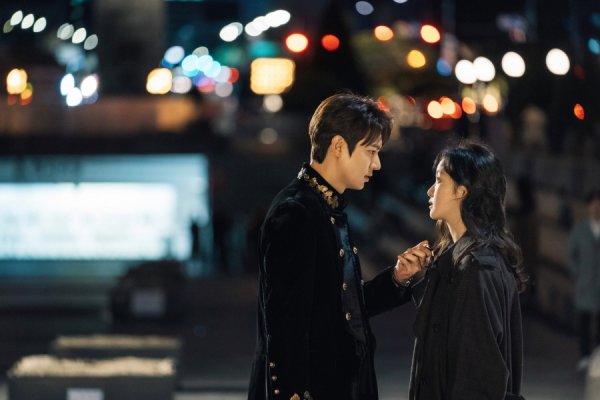 SBSs new gilt drama The King - Monarch of Eternity Lee Min-ho and Kim Go-eun unveiled the first meeting scene where a heart-warming warning was issued in the middle of Gwanghwamun with a surprise hug.SBSs new gilt drama The King - Monarch of Eternity (playplayplay by Kim Eun-sook/directed Baek Sang-hoon, and Jeong Ji-hyun/produced Hwa-dam Pictures), which is scheduled to be broadcast in April following the upcoming Hiena, is a science fiction group that tries to close the door (ri) and the Korean Empire emperor Lee Gon, who is trying to protect someones life, people, and love. It is a 16-part fantasy romance that draws a literary style South Korea Detective Jeong Tae through cooperation between the two worlds.South Korea is well known for its role as a romantic comedy legend, Kim Eun-sook, director of Huayu - School 2015, director Baek Sang-hoon of Dawn of the Sun, and director Jung Ji-hyun of Enter the search word WWWAbove all, Lee Min-ho and Kim Go-eun, the central axis of The King-Eternal Monarch, are each taking on the role of Korean Empire Emperor Lee Gon and South Korea Detective, respectively, to predict a different acting transformation.Lee Min-ho not only changed his voice with a bass tone to match the Korean Empire Emperor, but also completed the luxury of the emperor with his excellent horse riding skills.Kim Go-eun is also raising expectations for The King - Eternal Monarch by showing a cheerful charm in a hairy and unadorned manner like South Korea homicide team Detective who is working only for crime.In this regard, Lee Min-ho and Kim Go-eun are focusing their attention on the sudden embracing, which is a simkung warning.In the play, the Korean Empire Emperor Lee Min-ho appeared in the middle of Gwanghwamun and caused confusion, and faced South Korea Detective Jeong Tae-eul (Kim Go-eun).Lee, who saw Jeong Tae, looked sad and hugged him with a sad expression, and Jeong Tae-eun, who was in shock, gave a look of coexistence of absurdity and dizziness, stimulating curiosity about the relationship between the two to continue.Lee Min-ho and Kim Go-euns Watching Hug Tug shot was shot at the Gwanghwamun intersection in Seoul.Due to the nature of the shooting place Gwanghwamun, the shooting was conducted at dawn time, where few people attended.Lee Min-ho and Kim Go-eun, who arrived at the scene, read the script in a cheerful manner, raising the scene atmosphere where tension was circulating due to the scale of shooting of the previous class.Especially, the two people focused on catching emotional lines for this scene where emotional expression is important from rehearsal.As the filming began, Lee Min-ho and Kim Go-eun painted the first meeting of the Korean Empire Emperor Egon and South Korea Detective Jeong Tae-eul, a embarrassing but first meeting like a fate sucked like a magnet, raising expectations for the two chemistry.Lee Min-ho and Kim Go-eun are the masters of romance who can create a lot of stories with just the eyes of each other, said producer Hua Andam Pictures. Please check out Lee Min-ho and Kim Go-euns amazing power through The King-Eternity Monarch, which has been working with Kim Eun-sook twice in an unusual way.On the other hand, SBS The King - Monarch of Eternity will be composed of 16 episodes and will be broadcast at 10 pm on Friday night in April following Hiena.