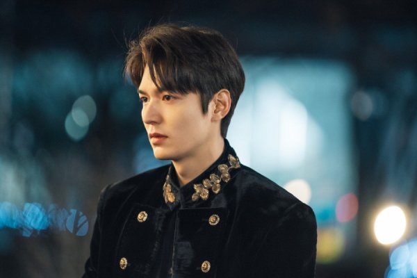 The King - eternal Monarch Lee Min-ho - Kim Go-eun, Gwanghwamun middle of you a hug <p>SBSs new Morning drama ‘Ducking - eternal Monarch’ Lee Min-ho and Kim Go-eun the Gwanghwamun middle of ‘you hug’and ‘heart-fluttering note of the’issued for ‘the first meeting’ scene unveiled.</p><p>‘Hyena’ as a follow-up coming 4 monthly first broadcast with SBSs new Morning drama, ‘The King - the eternal Monarch’(a play Kim Sook/rendering whites a lesson, stop implementing/making the screen B & B Amsterdam graphic over)is the dimension of door(gate)to close to this and(working 科)type for the Emperor and anyone of life, people, love to keep the door(culture 科)type Korea type information form to the two worlds that through it is another dimension of this 16-part fantasy romance with. South Korea arguably ‘romantic Comedy world of legend, the so called’Kim is familiar with the writer ‘who are you - School 2015’, ‘the suns descendant’of the people, lesson supervision, ‘enter search terms WWW’of the stop implementation Director by 2020 Showman, a great start to the sensation of God.</p><p>Whats more, the more ‘King - eternal Monarch’of the Central axis of Lee Min-ho and Kim Go-eun, respectively for the Emperor and the station and for the United States the Criminal Information States that, taking the role of a different smoke for you. Lee Min-ho is ‘for the Emperor’ and mated to a bass tone voice change is, of course, excellent riding skills with other Emperor of luxury was completed. Also Kim Go-eun is a crime only for open files ‘for the United States a strong common criminal’the answer to the fluffy feathers and embellishment not as cheerful charm to ‘the King - the eternal Monarch’in anticipation of what elevates it.</p><p>In this regard, Lee Min-ho and Kim Go-eun this sudden ‘sudden hug’and ‘heart-fluttering note of the’issued that ‘tingle-shot’, this captured my attention and. The movie for the Emperor The Dragon(Lee Min-ho)this Gwanghwamun in the middle of a white horse riding appear, causing confusion, while South Korea Criminal Information States to(Kim Go-eun)and a movie scene. The information States that this poverty was a Willy-nilly Garden State to the and circuit hugged, and shock engulfed in static is a quirky and dazzling to eyes up in the front, with a lead of two people in a relationship for a curiosity stimulated.</p><p>Lee Min-ho and Kim Go-eun of ‘we embrace the Tingle-shot’ scene in Seoul, Gwanghwamun Street was shot at. Taken place Gwanghwamun the characteristics, the people almost did not dawn in time to the shooting was the state. Arrived on the scene Lee Min-ho and Kim Go-eun is get your copy while you peruse the shoot scale due to the tension buzzing was the mood of the scene, drag the raised. Especially two people in rehearsal from expressions is important for this scene for the emotion first in the heart & soul of. Filming began, Lee Min-ho and Kim Go-eun is for the Emperor and for the United States Criminal Information state this I suffer, to panic yet‘, like a magnet drawn to Destiny like a first encounter’the long drawn out of two people already for to was.</p><p>Publisher screen, B & B Amsterdam traffic over the “Lee Min-ho and Kim Go-eun is to look at each eyes with countless storys, romance of the moon people”this and “Kim is a Mature writer and this case with Number 2s work together to become Lee Min-ho, Kim Go-eun this with amazing potential ‘king - eternal Monarch through’check for”and I was.</p><p>Meanwhile, SBS ‘The King - the eternal Monarch’to a total of 16 side as organized and ‘hyena’ as a follow-up coming 4 monthly Gold Review night at 10 PM broadcast.</p>