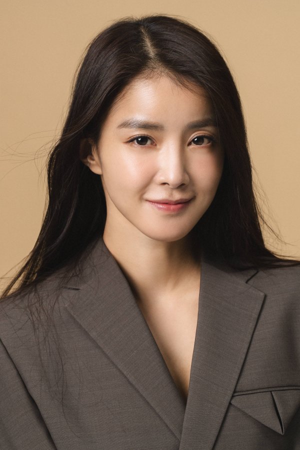 The new profile of Actor Lee Si-young has been released.On the 27th, Lee Si-youngs agency, Ace FActory, released a new profile photo of Lee Si-young, who creates a high-quality Aura.Lee Si-young, who has a unique charm that coexists with natural beauty and sophistication, caught the attention with the appearance of Culture Goddess with both modernity, chicness and elegance in the new profile.In the new profile cut, Lee Si-young was attracted to the audience with a pleasant smile as he was a representative Actor who usually showed off his bright and bright energy.In the cut in the black suit, I stared at the Camera with a chic but soft expression, and I made an Aura that only Lee could make.Especially, the cut that looks at the Camera with the eyes that fall like a scene of the movie captures the elegance of the peak.The atmosphere that makes you feel colorful feelings with only the profile cut, Queen Lee Seo Youngs charm of the pale color made you unable to keep an eye on it.Lee Si-young, who has been in the new Spring with a new profile cut, is about to release the original Netflix original series Sweet Home.Sweet Home is a work that tells the bizarre and shocking story of a reclusive lonely high school student Hyun-soo who lost his family and moved to an apartment. Lee Si-young played the role of a new person Seo Kyung who is not in the original work.Seo Kyung is known as a tough and strong Character, and Lee Si-young is expecting intense acting to show before the release of his work.On the other hand, Lee Si-young, who boasts a unique atmosphere queen-down high-quality Aura through a new profile cut, is looking forward to his new work.