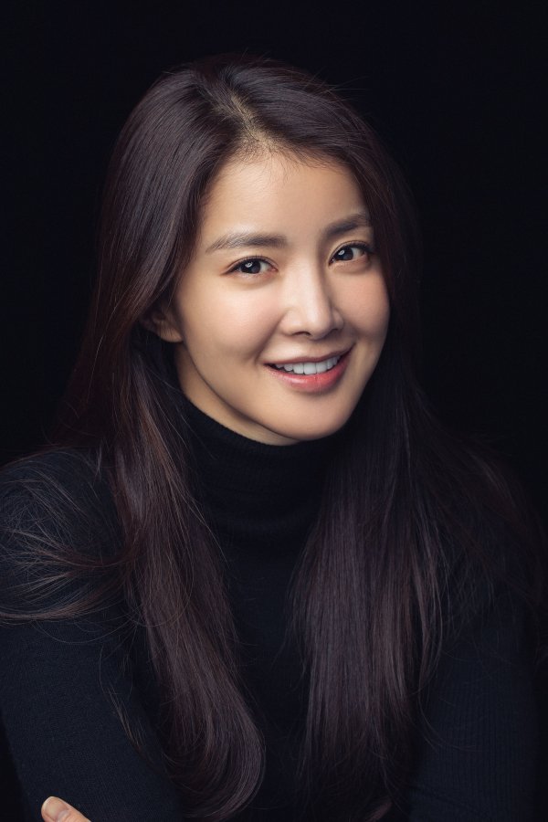 The new profile of Actor Lee Si-young has been released.On the 27th, Lee Si-youngs agency, Ace FActory, released a new profile photo of Lee Si-young, who creates a high-quality Aura.Lee Si-young, who has a unique charm that coexists with natural beauty and sophistication, caught the attention with the appearance of Culture Goddess with both modernity, chicness and elegance in the new profile.In the new profile cut, Lee Si-young was attracted to the audience with a pleasant smile as he was a representative Actor who usually showed off his bright and bright energy.In the cut in the black suit, I stared at the Camera with a chic but soft expression, and I made an Aura that only Lee could make.Especially, the cut that looks at the Camera with the eyes that fall like a scene of the movie captures the elegance of the peak.The atmosphere that makes you feel colorful feelings with only the profile cut, Queen Lee Seo Youngs charm of the pale color made you unable to keep an eye on it.Lee Si-young, who has been in the new Spring with a new profile cut, is about to release the original Netflix original series Sweet Home.Sweet Home is a work that tells the bizarre and shocking story of a reclusive lonely high school student Hyun-soo who lost his family and moved to an apartment. Lee Si-young played the role of a new person Seo Kyung who is not in the original work.Seo Kyung is known as a tough and strong Character, and Lee Si-young is expecting intense acting to show before the release of his work.On the other hand, Lee Si-young, who boasts a unique atmosphere queen-down high-quality Aura through a new profile cut, is looking forward to his new work.