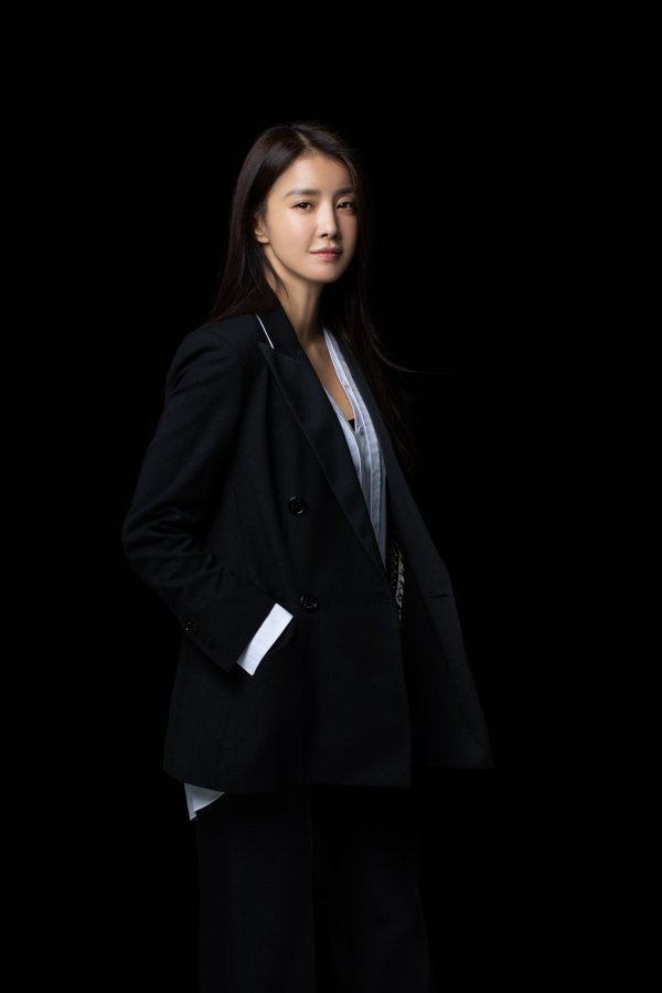 The new profile of Actor Lee Si-young has been released.On the 27th, Lee Si-youngs agency, Ace FActory, released a new profile photo of Lee Si-young, who creates a high-quality Aura.Lee Si-young, who has a unique charm that coexists with natural beauty and sophistication, caught the attention with the appearance of Culture Goddess with both modernity, chicness and elegance in the new profile.In the new profile cut, Lee Si-young was attracted to the audience with a pleasant smile as he was a representative Actor who usually showed off his bright and bright energy.In the cut in the black suit, I stared at the Camera with a chic but soft expression, and I made an Aura that only Lee could make.Especially, the cut that looks at the Camera with the eyes that fall like a scene of the movie captures the elegance of the peak.The atmosphere that makes you feel colorful feelings with only the profile cut, Queen Lee Seo Youngs charm of the pale color made you unable to keep an eye on it.Lee Si-young, who has been in the new Spring with a new profile cut, is about to release the original Netflix original series Sweet Home.Sweet Home is a work that tells the bizarre and shocking story of a reclusive lonely high school student Hyun-soo who lost his family and moved to an apartment. Lee Si-young played the role of a new person Seo Kyung who is not in the original work.Seo Kyung is known as a tough and strong Character, and Lee Si-young is expecting intense acting to show before the release of his work.On the other hand, Lee Si-young, who boasts a unique atmosphere queen-down high-quality Aura through a new profile cut, is looking forward to his new work.