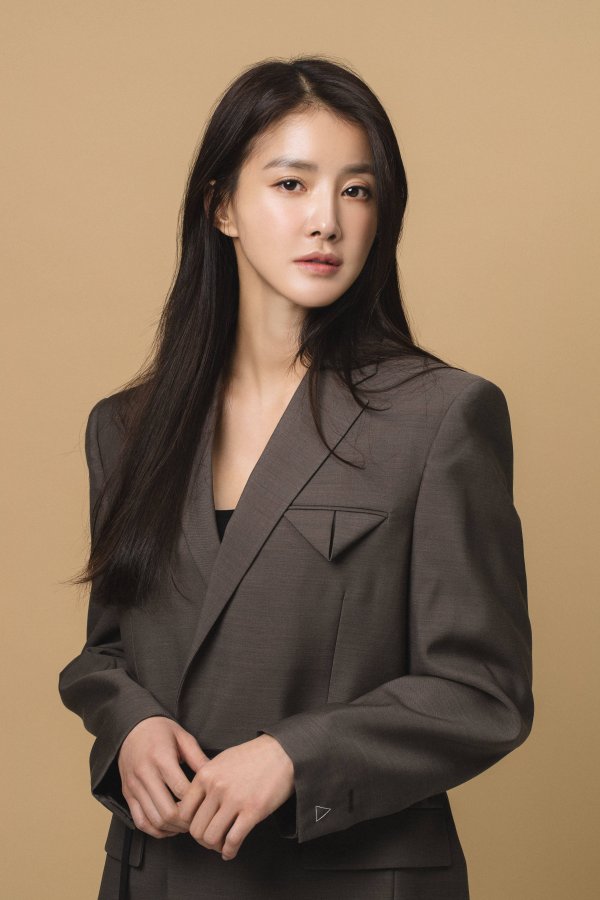 The new profile of Actor Lee Si-young has been released.On the 27th, Lee Si-youngs agency, Ace FActory, released a new profile photo of Lee Si-young, who creates a high-quality Aura.Lee Si-young, who has a unique charm that coexists with natural beauty and sophistication, caught the attention with the appearance of Culture Goddess with both modernity, chicness and elegance in the new profile.In the new profile cut, Lee Si-young was attracted to the audience with a pleasant smile as he was a representative Actor who usually showed off his bright and bright energy.In the cut in the black suit, I stared at the Camera with a chic but soft expression, and I made an Aura that only Lee could make.Especially, the cut that looks at the Camera with the eyes that fall like a scene of the movie captures the elegance of the peak.The atmosphere that makes you feel colorful feelings with only the profile cut, Queen Lee Seo Youngs charm of the pale color made you unable to keep an eye on it.Lee Si-young, who has been in the new Spring with a new profile cut, is about to release the original Netflix original series Sweet Home.Sweet Home is a work that tells the bizarre and shocking story of a reclusive lonely high school student Hyun-soo who lost his family and moved to an apartment. Lee Si-young played the role of a new person Seo Kyung who is not in the original work.Seo Kyung is known as a tough and strong Character, and Lee Si-young is expecting intense acting to show before the release of his work.On the other hand, Lee Si-young, who boasts a unique atmosphere queen-down high-quality Aura through a new profile cut, is looking forward to his new work.