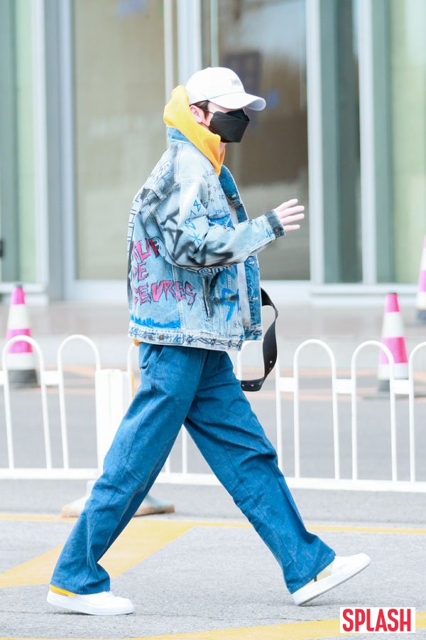 The current status of EXOs former member Lu Han has been reported.Lu Han, captured at China Beijing Airport on the 26th (local time), completed the airport fashion in a hip fashion, and people were interested in wearing a mask and informing him of his current situation.On the other hand, Lu Han is working as a singer and actor in China and has been in public with 7-year-old Gwanhyo-dong.dong-a.com entertainment news team