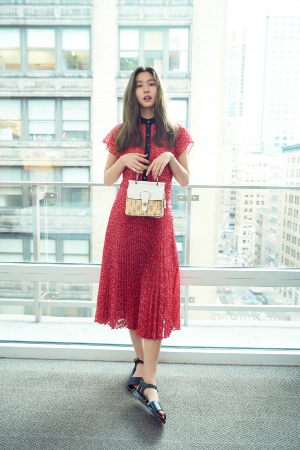 A modern luxury brand picture with Seolhyun was released.Seolhyun in the picture has a colorful skirt and a long dress that makes her own clean atmosphere stand out, and added a lovely mood with a mini bag.The bag, which Seolhyun matches in style, can be found on the coachs homepage from April.