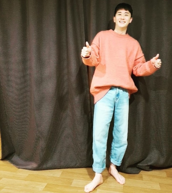 On the 27th, Young Tak wrote in his instagram, Im looking at this room today. Ive tried it on. I had no idea it was that. Where are you now?Even if your clothes are comfortable, you should take your precious clothes that your friends have co-ordinated. See you tomorrow. Hwang Yoon-sung and Ok Jin-wook, who appeared together on the show Mr Trot, came to play at Lee Chan-wons house, which pointed out the same coordination style to Lee Chan-won.Lee Chan-won visited the clothing store and beauty salon; Lee Chan-won, who was always dressed in a suit, wore a pink top and jeans to make her feel like an idol.In the beauty salon, she changed her style by doing hair coloring for the first time, and she changed into a beauty parlor, receiving makeup as well as curt and hair coloring.Lee Chan-won commented, Thank you for always coordinating your clothes! Professor Alabo Forever ~ ~ ~ ~ ~ ~