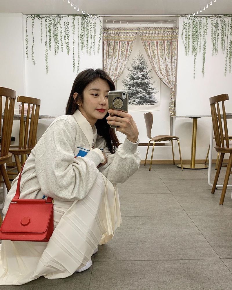 Actor Lee Ju-bin showed off his cute charm with pure visuals.Lee Ju-bin uploaded several photos to his personal Instagram   account on March 28, with the caption Waiting Time. Lee Ju-bin in the photo is wearing a white long skirt and a beige T-shirt.Lee Ju-bin squatted and took a picture of himself in the mirror, sat down on a chair and fell asleep and made cute.Lee Ju-bin plays the role of the First Love Jeong Jeong-yeon of anchor Lee Jung-hoon (Kim Dong-wook) in the MBC drama The Mans Memory Law.Lee Ju-bins acting emotional Yeon died eight years ago in the drama, but is portrayed as a person who remains in the memory of Jung Hoon forever and makes him sick.Choi Yu-jin