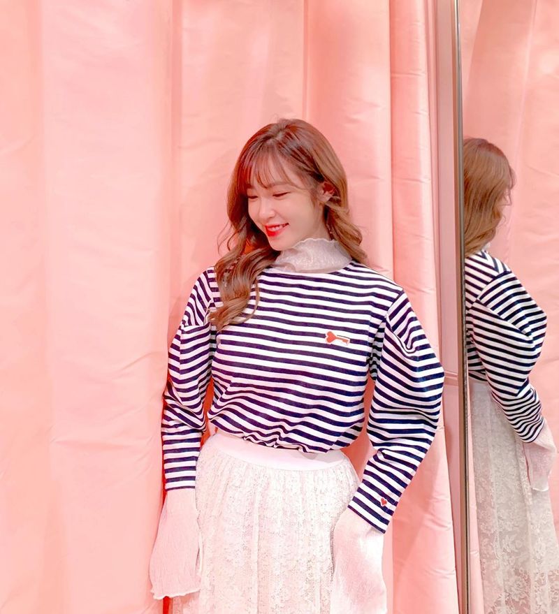 Singer and actor Jun Hyoseong showed off a charming Gums Smile.Jun Hyoseong shared a lovely recent episode on March 28 with several photos on his personal Instagram account.In the photo, Jun Hyoseong is wearing a black striped T-shirt and a white long skirt; Jun Hyoseong showed off her pretty beauty with a bright Smile.Choi Yu-jin