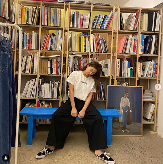 Group Red Velvet Yeri boasted an extraordinary fashion sense.Yeri posted a picture of several fashion senses on his SNS on the 28th.In the photo, Yeri boasted a comfortable but edged look with wide pants, black shorts and a white T-shirt. Yeris cute look also catches the eye.Yeris cute routine makes many people smile.Yeris group Red Velvet released Psycho last December and loved a lot