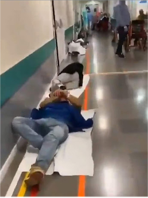 스페인의 한 병원에 코로나19 환자들이 병실에 들어가지 못하고 바닥에 줄지어 누워 있다. 유럽은 쏟아지는 환자로 의료장비와 시설 모두 부족한 상태다. 트위터 캡처