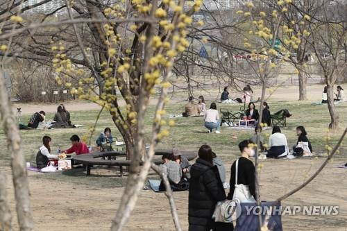 한강공원 봄나들이 시민들 [연합뉴스 자료사진]