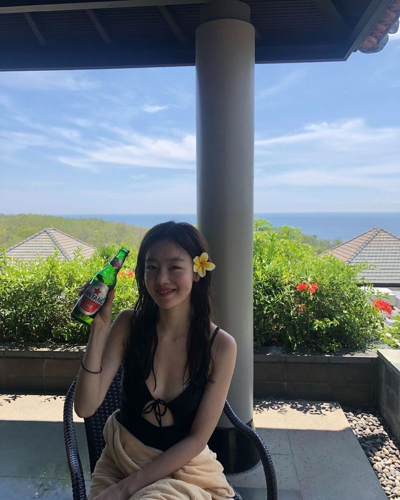 Actor Han Sun-hwa from the group The Secret showed off her sexy charm.Han Sun-hwa posted a picture on his instagram on March 29 with an article entitled Bali last year, which I thought was over the weather.Inside the photo was a picture of Han Sun-hwa with flowers in her ears; Han Sun-hwa added a sexy charm with black bikini.Han Sun-hwas blemishes-free white-oak skin and slender body captivate the eye.delay stock