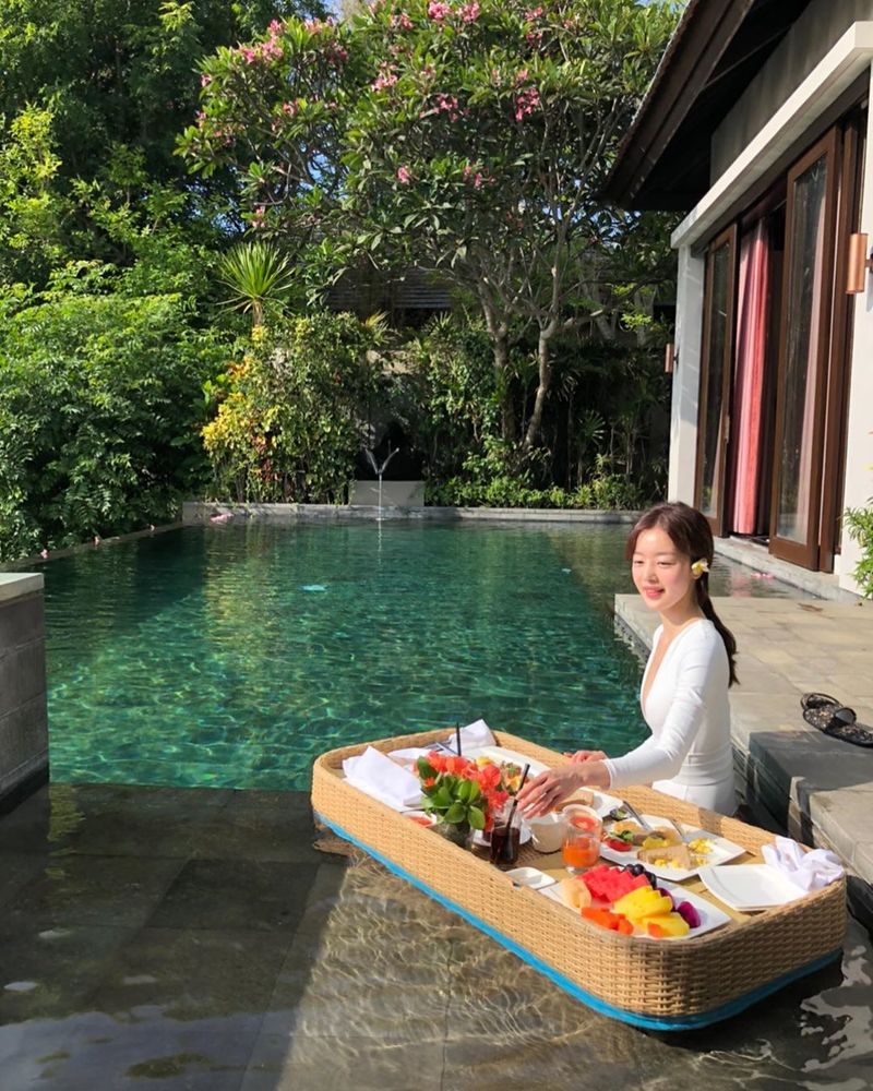 Actor Han Sun-hwa from the group The Secret showed off her sexy charm.Han Sun-hwa posted a picture on his instagram on March 29 with an article entitled Bali last year, which I thought was over the weather.Inside the photo was a picture of Han Sun-hwa with flowers in her ears; Han Sun-hwa added a sexy charm with black bikini.Han Sun-hwas blemishes-free white-oak skin and slender body captivate the eye.delay stock