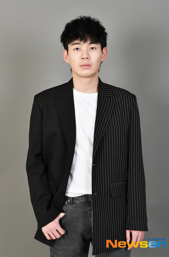 Ryu Kyong-su expressed his feelings for the third time with Park Seo-joon through Itaewon Clath.Actor Ryu Kyong-su was fascinated by Park Seo-joon, who was fascinated by JTBCs gilt drama Itaewon Clath (playplayplayed by Cho Kwang-jin and director Kim Sung-yoon), and played the role of Choi Seung-kwon, who started working at night and lived a new life.Choi Seung-kwon is a warm and warm character, unlike his rough appearance. Although he is not able to express his emotions and does not notice, he is more important than anyone else.Ryu Kyong-su has gained favorable reviews from viewers by delicately drawing these Choi Seung-kwon Characters in their own colors.In a recent interview, Ryu Kyong-su said, How did Itaewon Klath join? The director contacted me when I saw the work called Confession.I also appealed a lot to play the role of Choi Seung-kwon. Park Seo-joon, who plays Park Roy, is the third meeting after the movie Youth Police and Lion.Asked what kind of actor Park Seo-joon was seen next to him, Ryu Kyong-su said, I thought it was very witty and listening to others.I was a very relaxed person, he said. I asked a lot about my attitude as an actor and my life.I asked him while chasing him, he said.Yoo Jae-myeong, who broke down into Jang Dae-hee, also breathed together in Confession. Ryu Kyong-su learned a lot even in Confession.He is a serious man, but he is not an uncomfortable adult. He wanted to be close and wanted to be close. Choi meets Roy and lives a different life of 180 degrees. Is there anyone who has influenced Ryu Kyong-su enough to change his life?I do not think its one person, he said. I think people gathered together and changed my mind.My family members are the same, he said. I have friends, close brothers, and sisters who often meet and watch me silently. I think they are dragging me in a direction like a compass.In the meantime, my thoughts are different, and my values ​​are settled. He also revealed his daily routine when he was out of schedule: Theres an attachment to sport called rope skipping, likes to jump rope.I do not see movies I have not seen at home, and I like to go to restaurants.When I eat delicious things with my close friends, I am happy when my opponent responds to Wow like this. The goal for the future is to act until you become a grandfather. It is a simple but not easy goal.Ryu Kyong-su said, I want to hear that I have been playing for a long time, like a craftsman, until I am 70 and 80 years old.On the other hand, Itaewon Clath is a work that depicts the hip rebellion of youths who are united in an unreasonable world, stubbornness and passengerhood.Kim Myung-mi / Pyo Myeong-jung