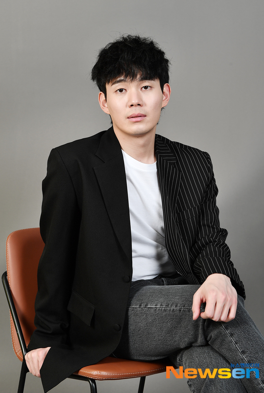 Ryu Kyong-su expressed his feelings for the third time with Park Seo-joon through Itaewon Clath.Actor Ryu Kyong-su was fascinated by Park Seo-joon, who was fascinated by JTBCs gilt drama Itaewon Clath (playplayplayed by Cho Kwang-jin and director Kim Sung-yoon), and played the role of Choi Seung-kwon, who started working at night and lived a new life.Choi Seung-kwon is a warm and warm character, unlike his rough appearance. Although he is not able to express his emotions and does not notice, he is more important than anyone else.Ryu Kyong-su has gained favorable reviews from viewers by delicately drawing these Choi Seung-kwon Characters in their own colors.In a recent interview, Ryu Kyong-su said, How did Itaewon Klath join? The director contacted me when I saw the work called Confession.I also appealed a lot to play the role of Choi Seung-kwon. Park Seo-joon, who plays Park Roy, is the third meeting after the movie Youth Police and Lion.Asked what kind of actor Park Seo-joon was seen next to him, Ryu Kyong-su said, I thought it was very witty and listening to others.I was a very relaxed person, he said. I asked a lot about my attitude as an actor and my life.I asked him while chasing him, he said.Yoo Jae-myeong, who broke down into Jang Dae-hee, also breathed together in Confession. Ryu Kyong-su learned a lot even in Confession.He is a serious man, but he is not an uncomfortable adult. He wanted to be close and wanted to be close. Choi meets Roy and lives a different life of 180 degrees. Is there anyone who has influenced Ryu Kyong-su enough to change his life?I do not think its one person, he said. I think people gathered together and changed my mind.My family members are the same, he said. I have friends, close brothers, and sisters who often meet and watch me silently. I think they are dragging me in a direction like a compass.In the meantime, my thoughts are different, and my values ​​are settled. He also revealed his daily routine when he was out of schedule: Theres an attachment to sport called rope skipping, likes to jump rope.I do not see movies I have not seen at home, and I like to go to restaurants.When I eat delicious things with my close friends, I am happy when my opponent responds to Wow like this. The goal for the future is to act until you become a grandfather. It is a simple but not easy goal.Ryu Kyong-su said, I want to hear that I have been playing for a long time, like a craftsman, until I am 70 and 80 years old.On the other hand, Itaewon Clath is a work that depicts the hip rebellion of youths who are united in an unreasonable world, stubbornness and passengerhood.Kim Myung-mi / Pyo Myeong-jung