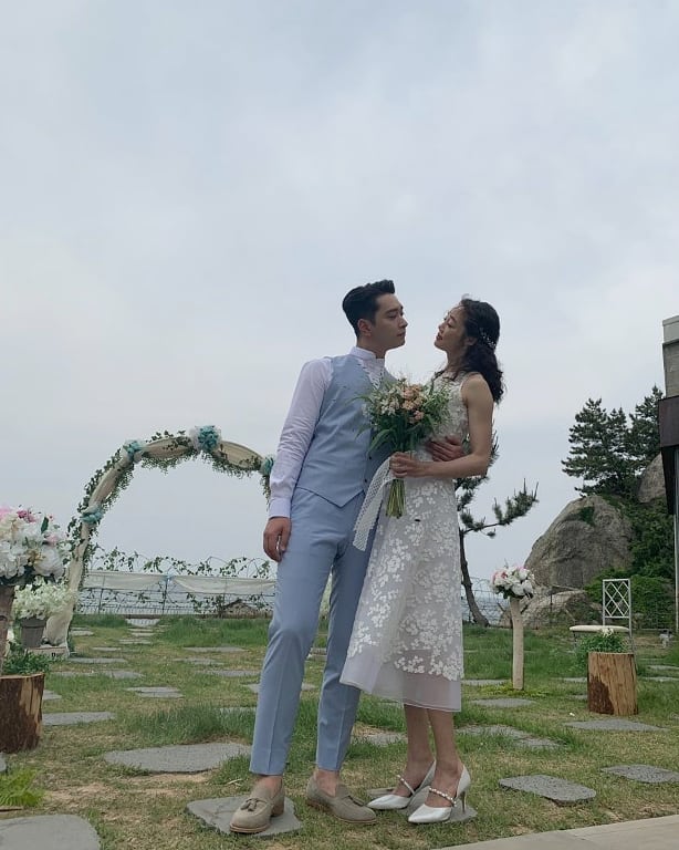 Model-turned-actor Choi Yeo-jin has promoted the Netflix original series I Alone You.Choi Yeo-jin posted a picture on his Instagram on March 29 with an article entitled I am alone.The photo shows Choi Yeo-jin in a white dress and Hwang Chan-sung in a sky blue suit, the two of them staring at each other affectionately.The romantic atmosphere of the two and the ratio of the eighth class catch the eye.The fans who responded to the photos responded such as It is so beautiful, I am watching well and It looks good.delay stock